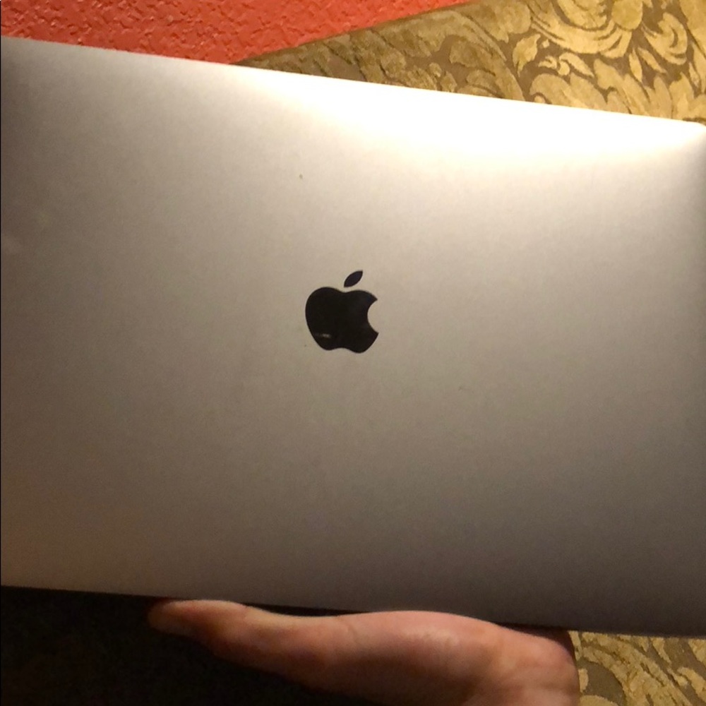 MacBook 2016 15” W/ Touch Bar